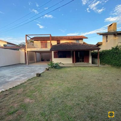 Casa Residencial com 200m², 3 quartos, 1 suíte, 4 garagens, no bairro Rio Tavares em Florianópolis