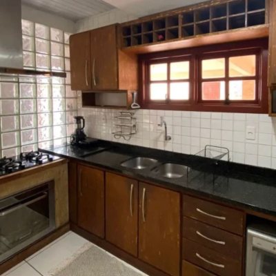 Casa Residencial com 200m², 3 quartos, 1 suíte, 4 garagens, no bairro Rio Tavares em Florianópolis