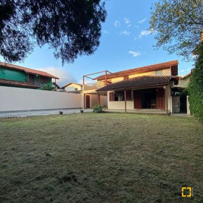 Casa Residencial com 200m², 3 quartos, 1 suíte, 4 garagens, no bairro Rio Tavares em Florianópolis