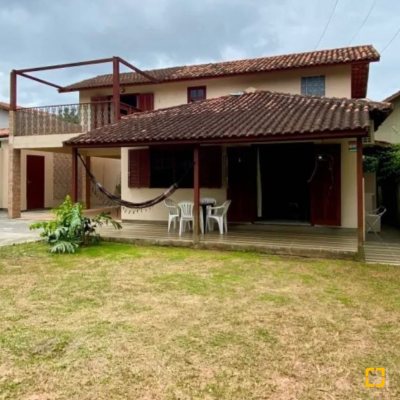 Casa Residencial com 200m², 3 quartos, 1 suíte, 4 garagens, no bairro Rio Tavares em Florianópolis