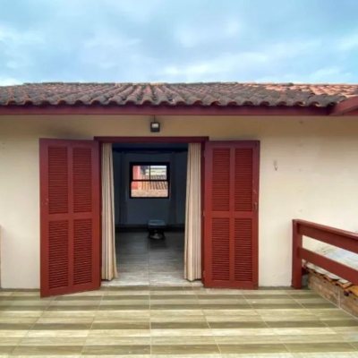 Casa Residencial com 200m², 3 quartos, 1 suíte, 4 garagens, no bairro Rio Tavares em Florianópolis