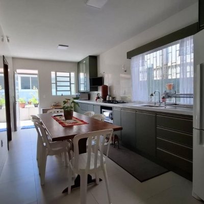 Casa Residencial com 168m², 3 quartos, 1 suíte, 2 garagens, no bairro Capoeiras em Florianópolis