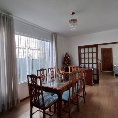 Casa Residencial com 168m², 3 quartos, 1 suíte, 2 garagens, no bairro Capoeiras em Florianópolis