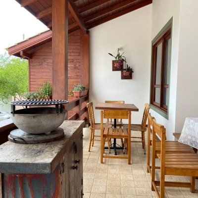 Casa Residencial com 370m², 3 quartos, 2 suítes, 3 garagens, no bairro Campeche em Florianópolis