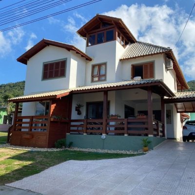 Casa Residencial com 370m², 3 quartos, 2 suítes, 3 garagens, no bairro Campeche em Florianópolis