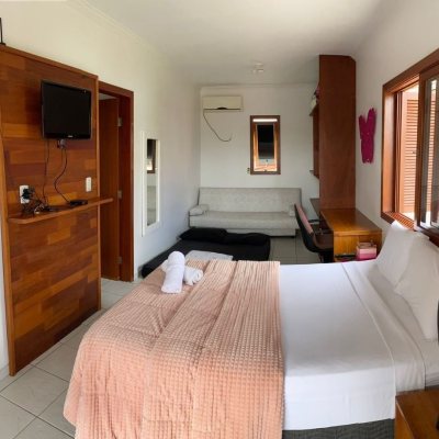 Casa Residencial com 370m², 3 quartos, 2 suítes, 3 garagens, no bairro Campeche em Florianópolis