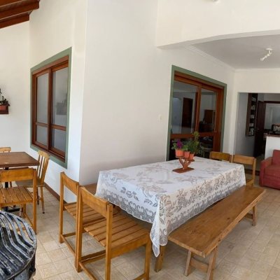 Casa Residencial com 370m², 3 quartos, 2 suítes, 3 garagens, no bairro Campeche em Florianópolis