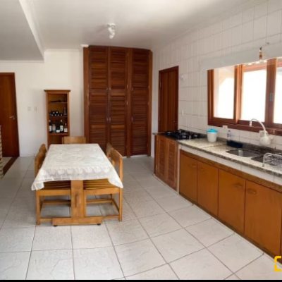 Casa Residencial com 370m², 3 quartos, 2 suítes, 3 garagens, no bairro Campeche em Florianópolis