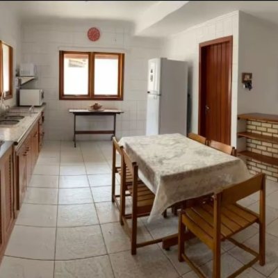 Casa Residencial com 370m², 3 quartos, 2 suítes, 3 garagens, no bairro Campeche em Florianópolis