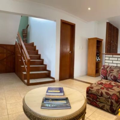 Casa Residencial com 370m², 3 quartos, 2 suítes, 3 garagens, no bairro Campeche em Florianópolis