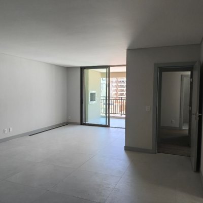 Apartamentos com 122m², 3 quartos, 3 suítes, 2 garagens, no bairro Centro em Florianópolis