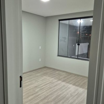 Casa Residencial com 113m², 3 quartos, 1 suíte, 2 garagens, no bairro Forquilhas em São José