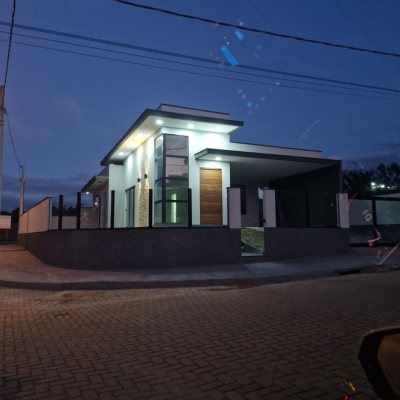 Casa Residencial com 113m², 3 quartos, 1 suíte, 2 garagens, no bairro Forquilhas em São José