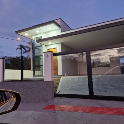 Casa Residencial com 113m², 3 quartos, 1 suíte, 2 garagens, no bairro Forquilhas em São José