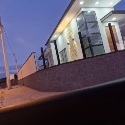 Casa Residencial com 113m², 3 quartos, 1 suíte, 2 garagens, no bairro Forquilhas em São José