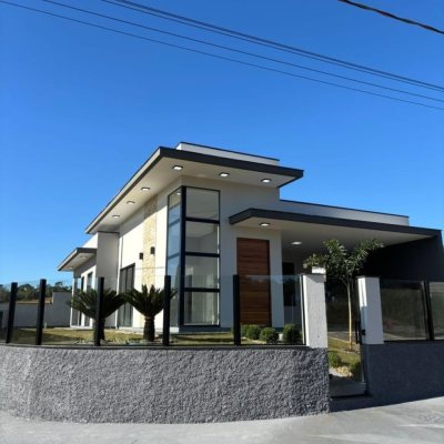 Casa Residencial com 113m², 3 quartos, 1 suíte, 2 garagens, no bairro Forquilhas em São José