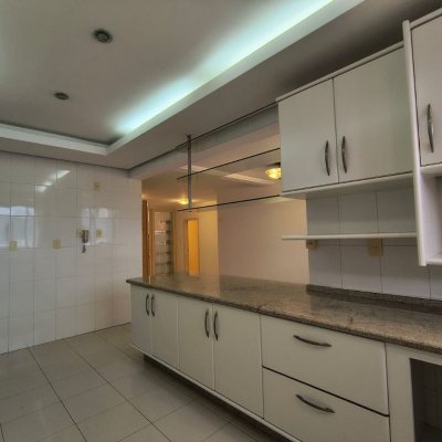 Cobertura com 459m², 4 quartos, 2 suítes, 3 garagens, no bairro Campinas em São José