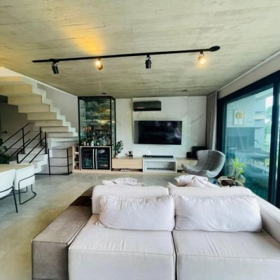 Casa em Condomínio com 413m², 3 quartos (sendo 3 suítes), 5 garagens, no bairro Lagoa da Conceição em Florianópolis