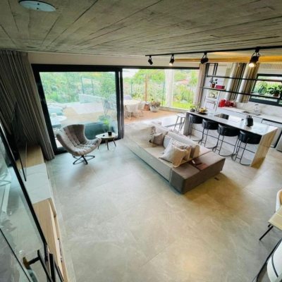 Casa em Condomínio com 413m², 3 quartos (sendo 3 suítes), 5 garagens, no bairro Lagoa da Conceição em Florianópolis
