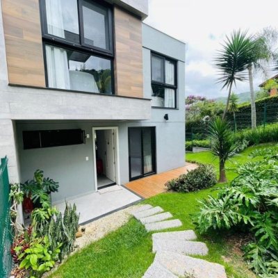Casa em Condomínio com 413m², 3 quartos (sendo 3 suítes), 5 garagens, no bairro Lagoa da Conceição em Florianópolis