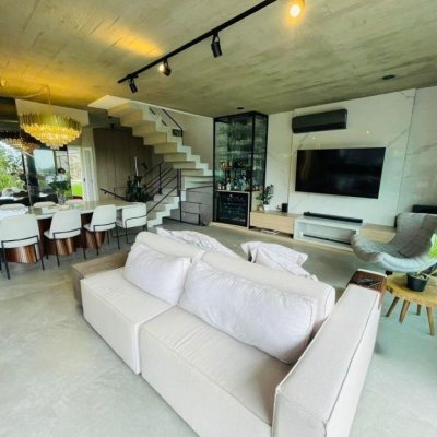 Casa em Condomínio com 413m², 3 quartos (sendo 3 suítes), 5 garagens, no bairro Lagoa da Conceição em Florianópolis