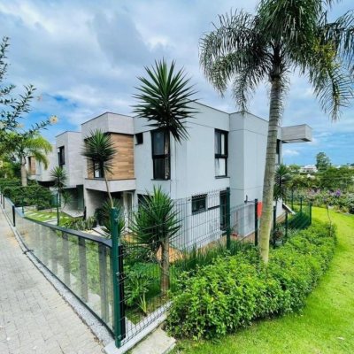 Casa em Condomínio com 413m², 3 quartos (sendo 3 suítes), 5 garagens, no bairro Lagoa da Conceição em Florianópolis