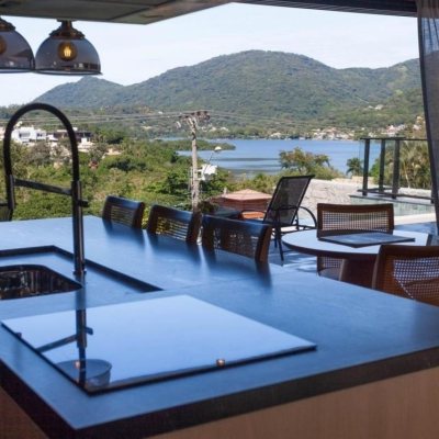 Casa em Condomínio com 413m², 3 quartos (sendo 3 suítes), 5 garagens, no bairro Lagoa da Conceição em Florianópolis