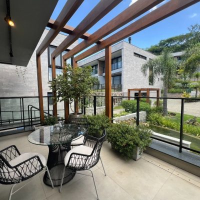 Casa em Condomínio com 413m², 3 quartos (sendo 3 suítes), 5 garagens, no bairro Lagoa da Conceição em Florianópolis