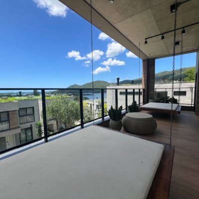 Casa em Condomínio com 413m², 3 quartos (sendo 3 suítes), 5 garagens, no bairro Lagoa da Conceição em Florianópolis