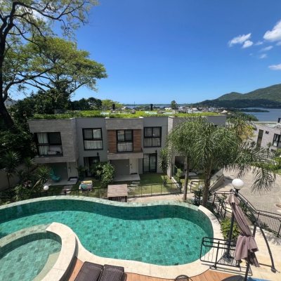 Casa em Condomínio com 413m², 3 quartos (sendo 3 suítes), 5 garagens, no bairro Lagoa da Conceição em Florianópolis