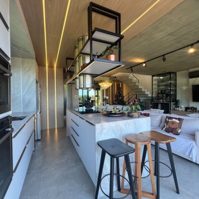 Casa em Condomínio com 413m², 3 quartos (sendo 3 suítes), 5 garagens, no bairro Lagoa da Conceição em Florianópolis