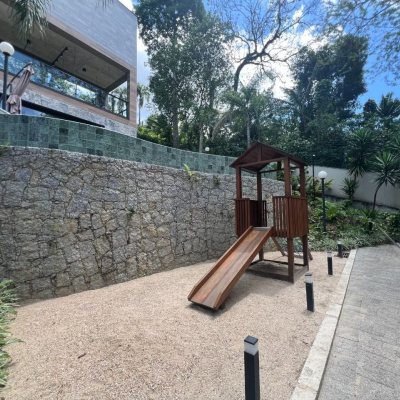 Casa em Condomínio com 413m², 3 quartos (sendo 3 suítes), 5 garagens, no bairro Lagoa da Conceição em Florianópolis