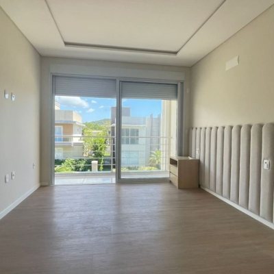 Casa em Condomínio com 200m², 3 quartos, 3 suítes, 2 garagens, no bairro São João Do Rio Vermelho em Florianópolis