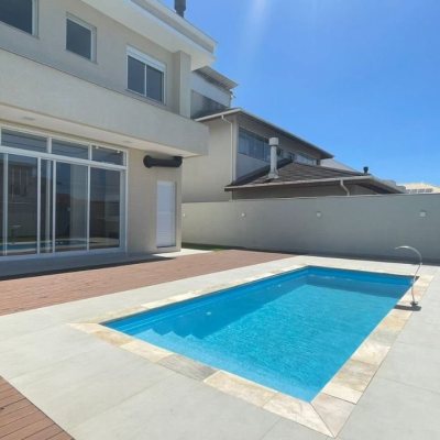Casa em Condomínio com 200m², 3 quartos, 3 suítes, 2 garagens, no bairro São João Do Rio Vermelho em Florianópolis