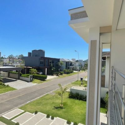 Casa em Condomínio com 200m², 3 quartos, 3 suítes, 2 garagens, no bairro São João Do Rio Vermelho em Florianópolis