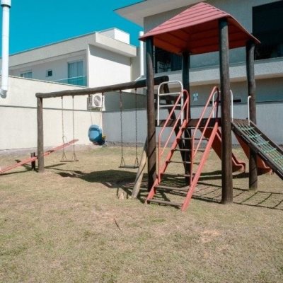Casa em Condomínio com 200m², 3 quartos, 3 suítes, 2 garagens, no bairro São João Do Rio Vermelho em Florianópolis