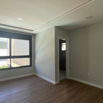Casa em Condomínio com 214m², 3 quartos, 3 suítes, 2 garagens, no bairro Ingleses do Rio Vermelho em Florianópolis