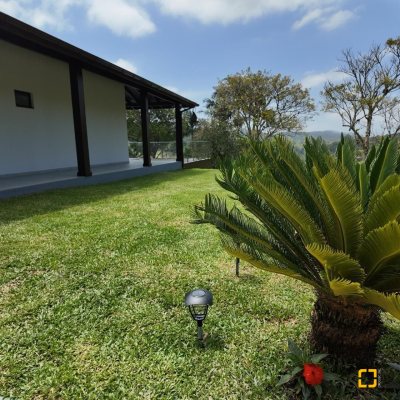 Sitio com 342m², 4 quartos (sendo 2 suítes), 2 garagens, no bairro Colonia Santa Luzia em Santo Amaro Da Imperatriz