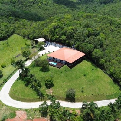 Sitio com 342m², 4 quartos (sendo 2 suítes), 2 garagens, no bairro Colonia Santa Luzia em Santo Amaro Da Imperatriz