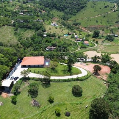 Sitio com 342m², 4 quartos (sendo 2 suítes), 2 garagens, no bairro Colonia Santa Luzia em Santo Amaro Da Imperatriz