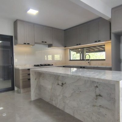 Sitio com 342m², 4 quartos (sendo 2 suítes), 2 garagens, no bairro Colonia Santa Luzia em Santo Amaro Da Imperatriz
