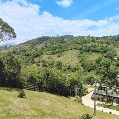 Sitio com 342m², 4 quartos (sendo 2 suítes), 2 garagens, no bairro Colonia Santa Luzia em Santo Amaro Da Imperatriz