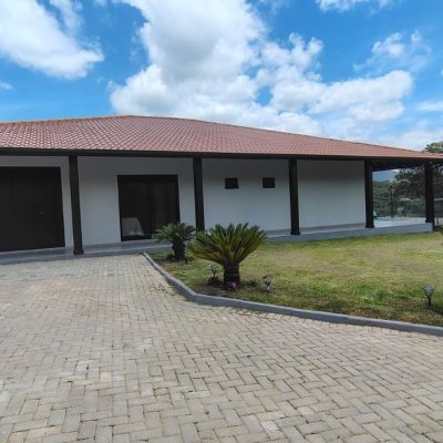 Sitio com 342m², 4 quartos (sendo 2 suítes), 2 garagens, no bairro Colonia Santa Luzia em Santo Amaro Da Imperatriz