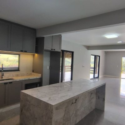 Sitio com 342m², 4 quartos (sendo 2 suítes), 2 garagens, no bairro Colonia Santa Luzia em Santo Amaro Da Imperatriz