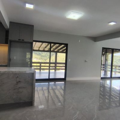 Sitio com 342m², 4 quartos (sendo 2 suítes), 2 garagens, no bairro Colonia Santa Luzia em Santo Amaro Da Imperatriz
