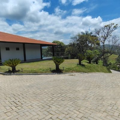 Sitio com 342m², 4 quartos (sendo 2 suítes), 2 garagens, no bairro Colonia Santa Luzia em Santo Amaro Da Imperatriz