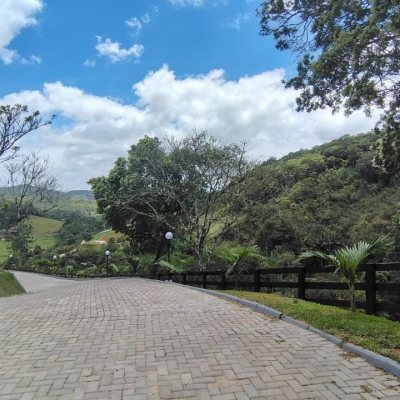 Sitio com 342m², 4 quartos (sendo 2 suítes), 2 garagens, no bairro Colonia Santa Luzia em Santo Amaro Da Imperatriz