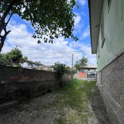 Casa Residencial com 60m², 2 quartos (sendo 1 suíte), 2 garagens, no bairro Capoeiras em Florianópolis