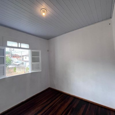 Casa Residencial com 60m², 2 quartos (sendo 1 suíte), 2 garagens, no bairro Capoeiras em Florianópolis