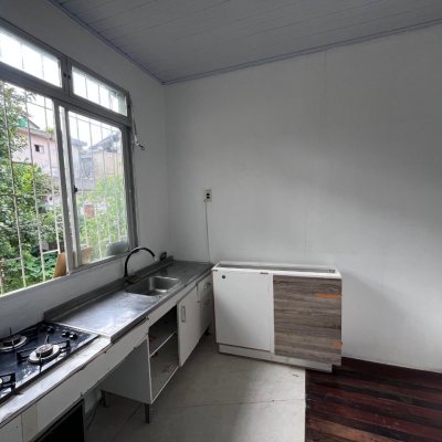 Casa Residencial com 60m², 2 quartos (sendo 1 suíte), 2 garagens, no bairro Capoeiras em Florianópolis